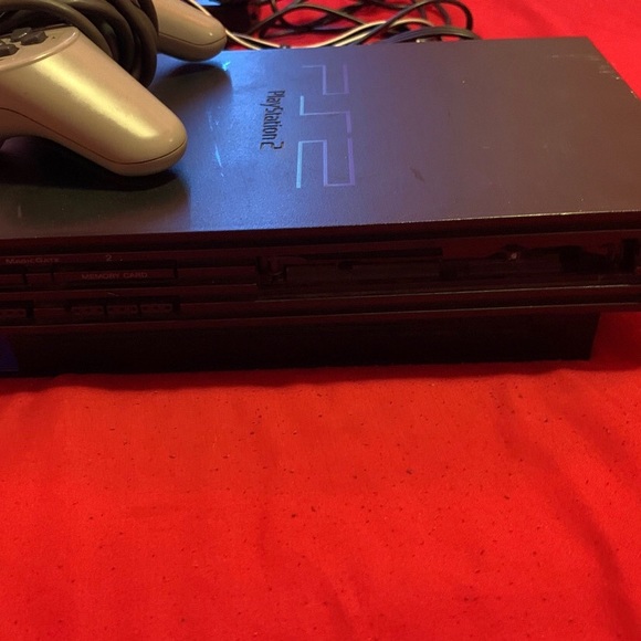 Ps2 used in good condition works like new, comes with 2 games and 1 controller